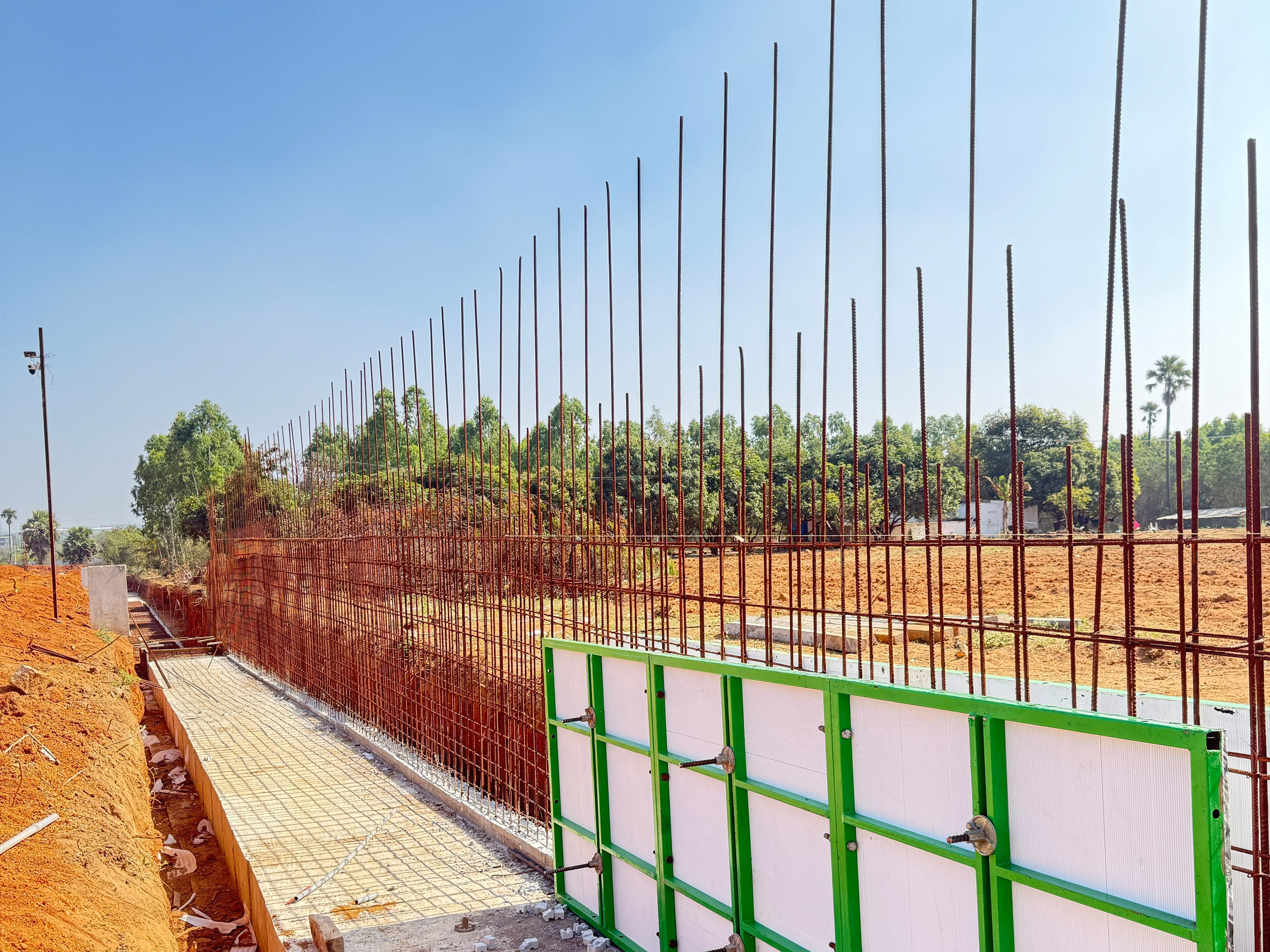 Wall formwork securing and bracing